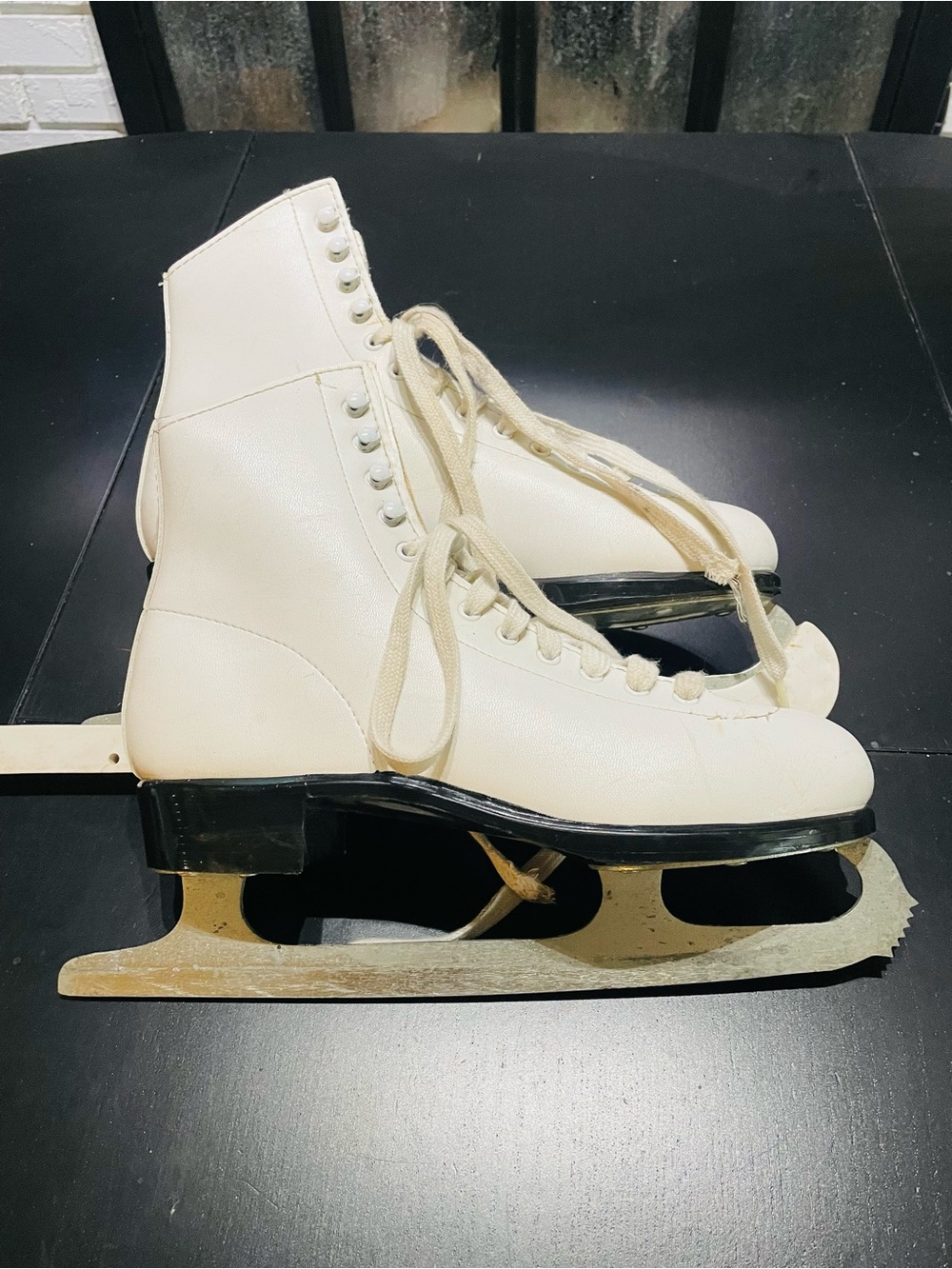 Vintage womens 7 ice figure skates Lange Aries with 1 protective sleeve White